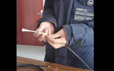 Cablu fibră optică JUNPU Od5.5mm în jurul unui miez, fibră de culoare roșie G657A2. Cablu cu 2 fire de oțel.