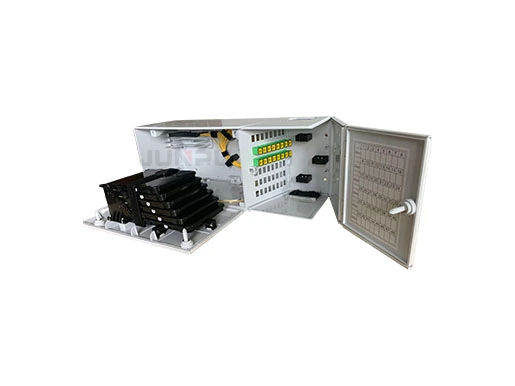 Aspectul intern al cutiei CTO-48P care prezintă compartimente separate pentru sudare și conectare.