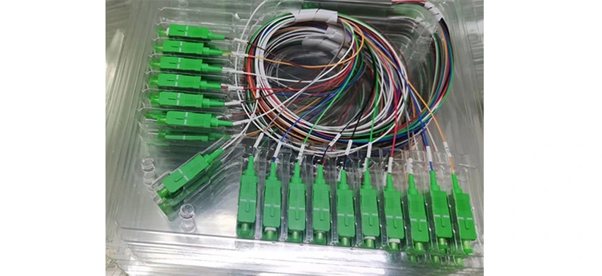 Splitor PLC cu tub de oțel miniatural pentru fibră optică 1x16 SC/APC